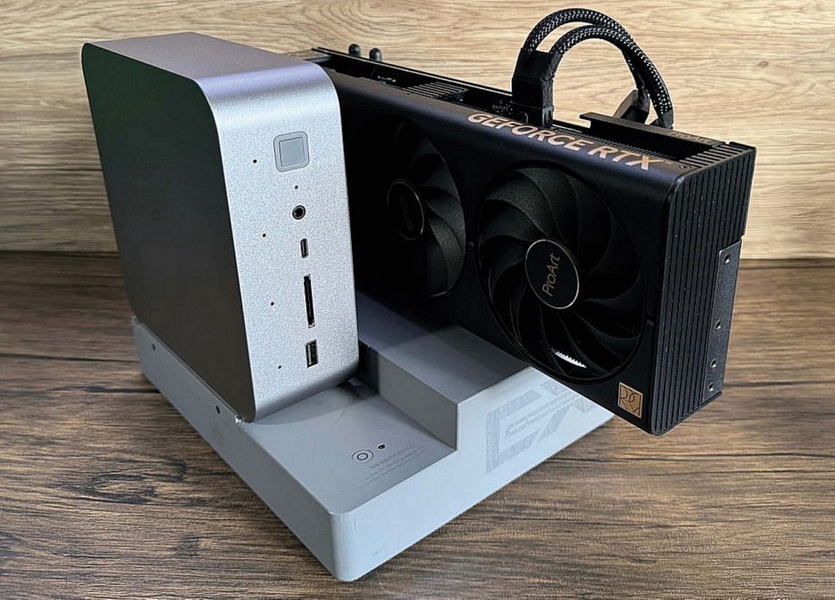 Mini PC, povezan z zunanjo grafično kartico prek doka.