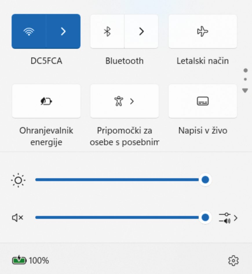 Hitre nastavitve so v operacijskem sistemu Windows 11 ločene od obvestil in se skrivajo pod ikonami za Wi-Fi, zvok in baterijo.