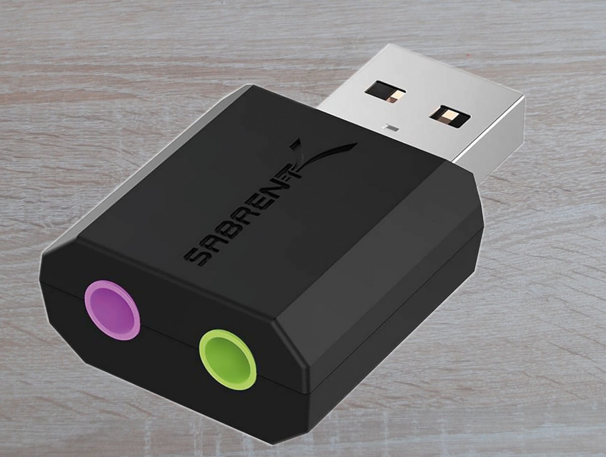 Preprosta Sabrentova zvočna kartica USB z analognim vhodom in izhodom, ki jo lahko uporabimo s skoraj vsakim sodobnim računalnikom in skoraj poljubnim operacijskim sistemom.