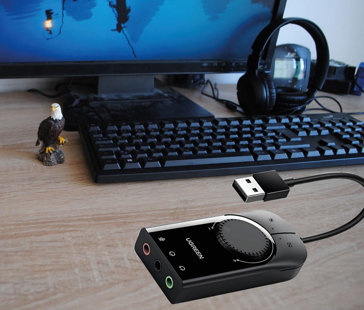 Ugreenova zvočna kartica z vgrajenim priključnim kablom, ki omogoča lažji priklop, ko so priključki USB na ohišju računalnika ali spojnika USB tesno skupaj.