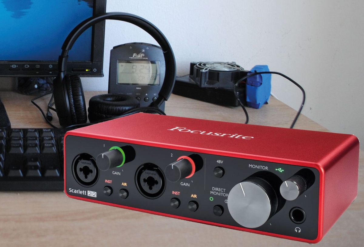 Focusrite Scarlett 2i2 priključimo prek USB.