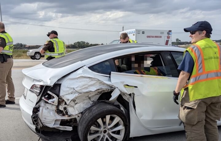 Tesla v dveh smrtnih nesrečah skrila podrobnosti o delovanju avtopilota